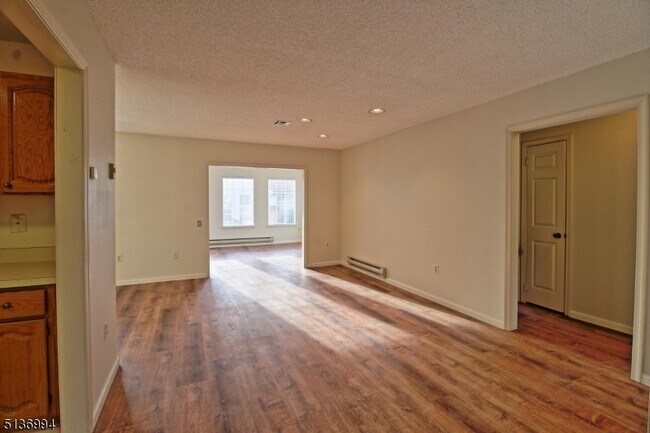 Building Photo - 635 Madison Dr