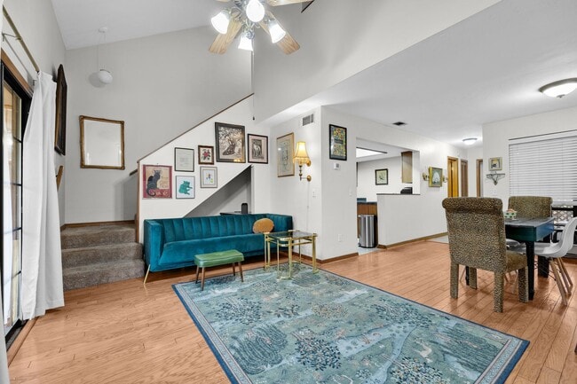 Foto del edificio - this well-maintained townhome features 2 bedrooms and 2 bathrooms