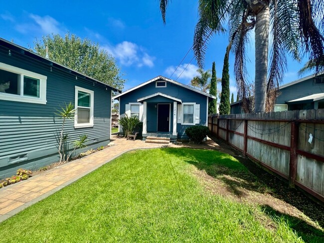 Building Photo - Walk to Beach, W/D, Shared Yard, Parking, ...