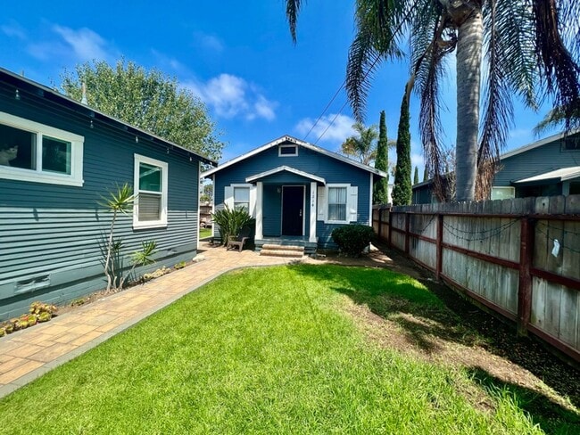Foto del edificio - Walk to Beach, W/D, Shared Yard, Parking, No Pets