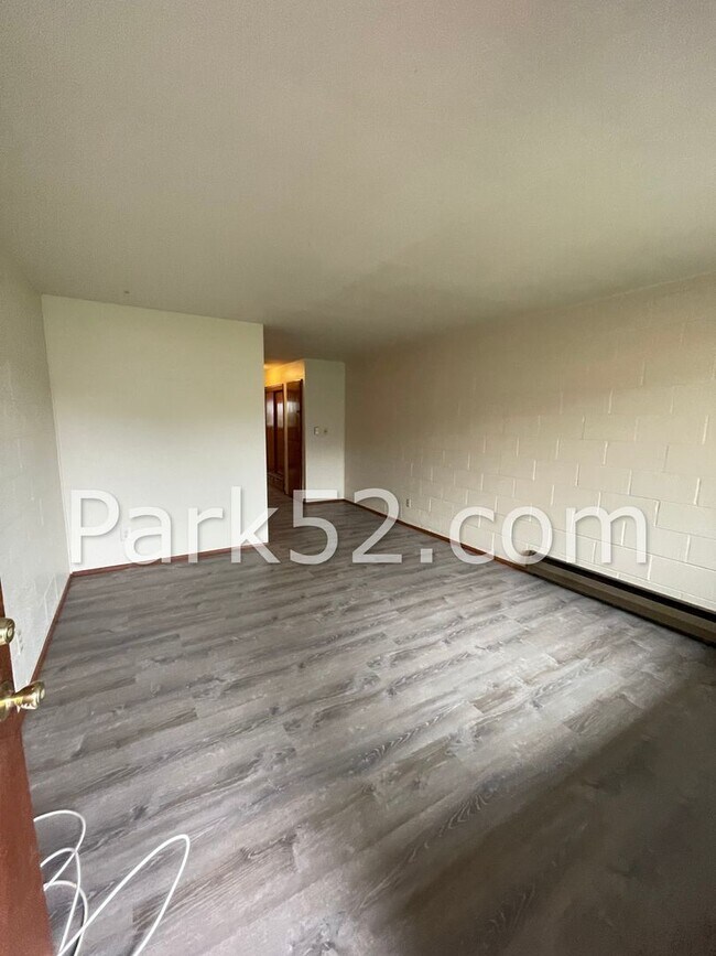 Foto del edificio - 1 Bed 1 Bath Ground Floor Apartment