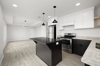 Building Photo - 3300 Fuerte Ave
