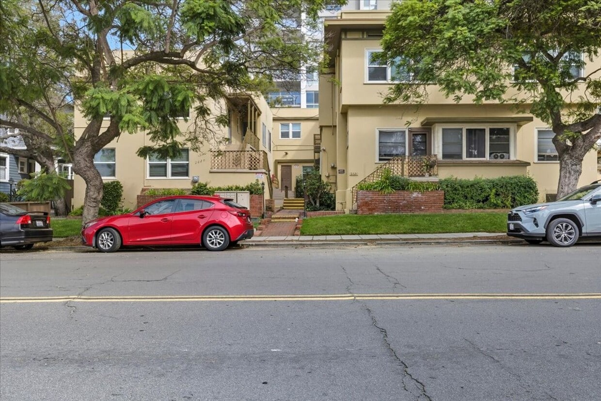 Primary Photo - Charming Vintage One Bedroom in Prime Bankers Hill Location