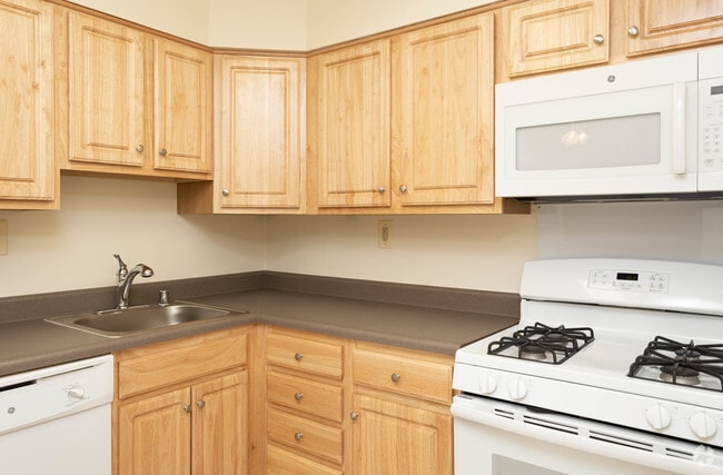 2BR, 1.5BA - 844 SF - Woodsdale Apartments