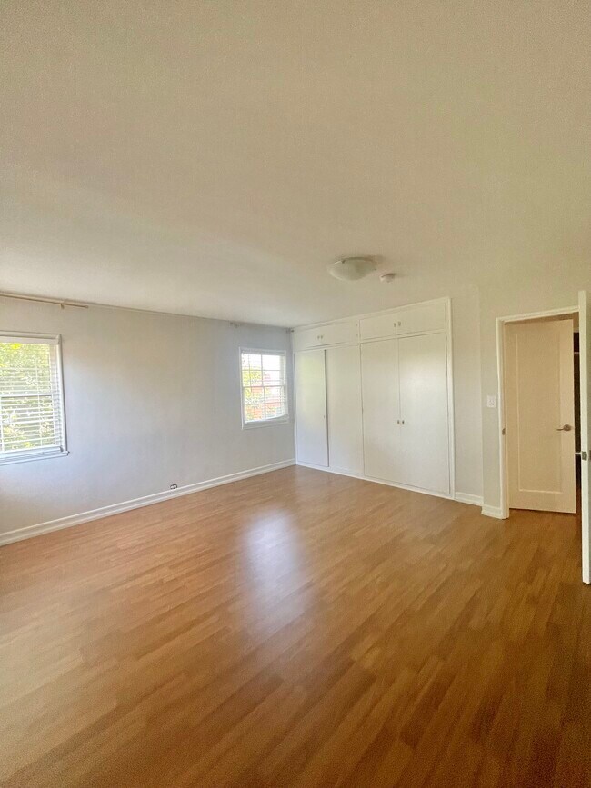 Building Photo - 5824 San Vicente Blvd