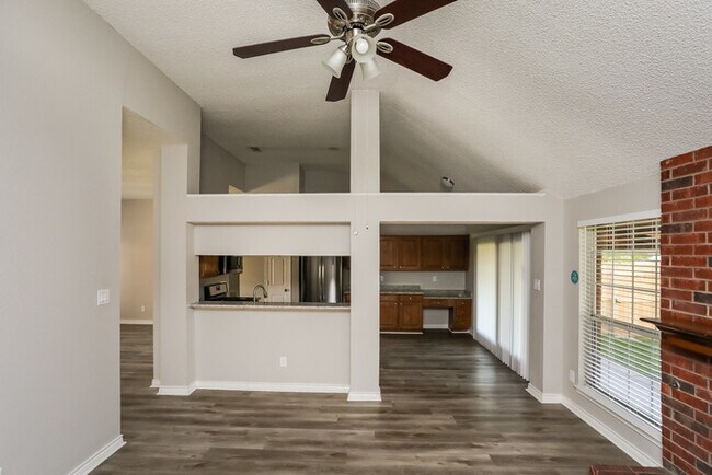 Foto del edificio - 819 Crooked Creek Ln