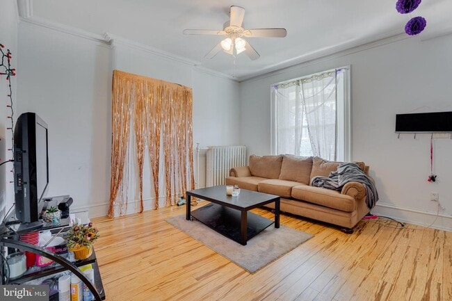 Building Photo - 448 Roxborough Ave