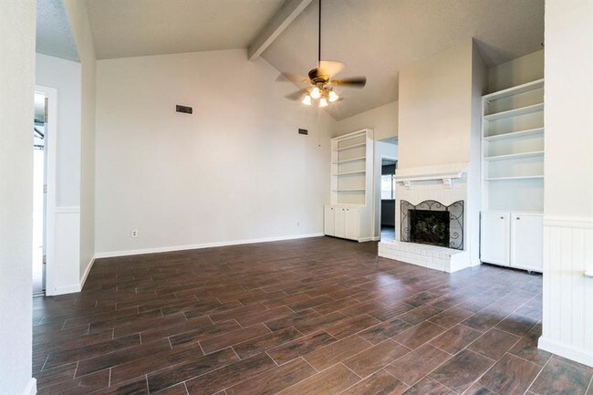 Foto del edificio - 10746 Lakewood Oaks Dr