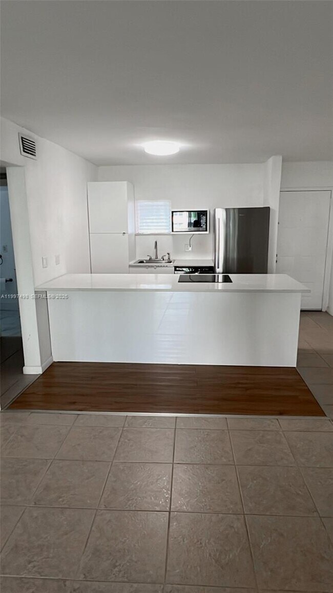 Foto del edificio - 8215 Lake Dr