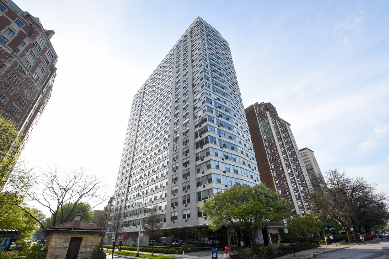 Primary Photo - 3900 N Lake Shore Dr