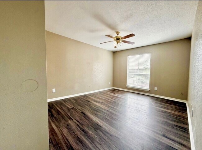 Foto del edificio - 9350 Country Creek St