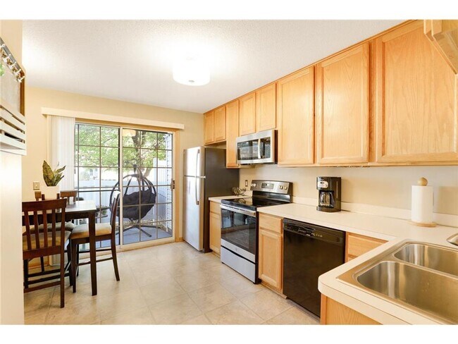 Building Photo - End unit townhome in Eden Prairie *2Bed*1.5Bath Available May 1!
