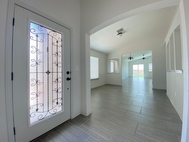 Building Photo - East El Paso 4 bed Refirg A/C