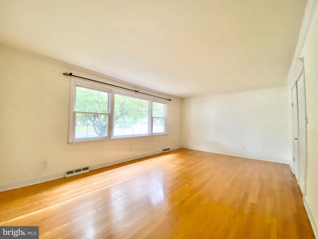 Building Photo - 919 Schoolhouse Ln