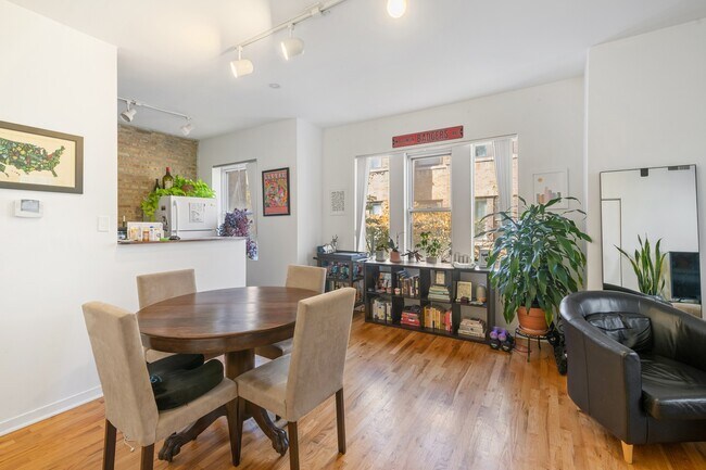 Building Photo - 1307 W Addison St