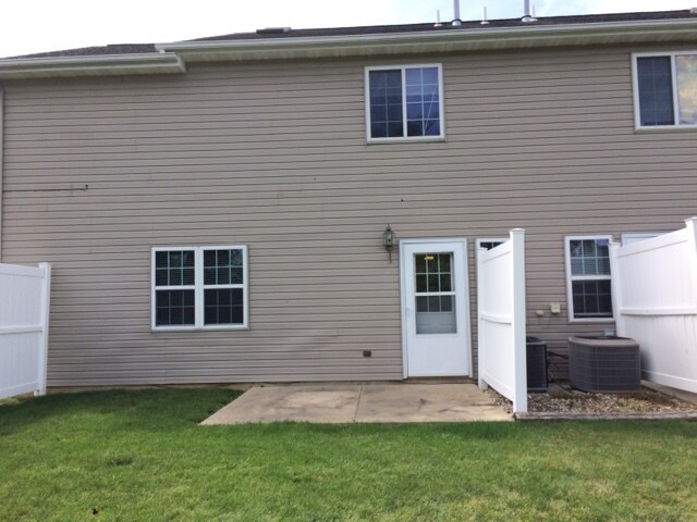 Private patio - 501 N Linn St