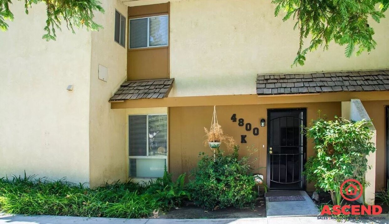 Primary Photo - Central Bakersfield Condo!