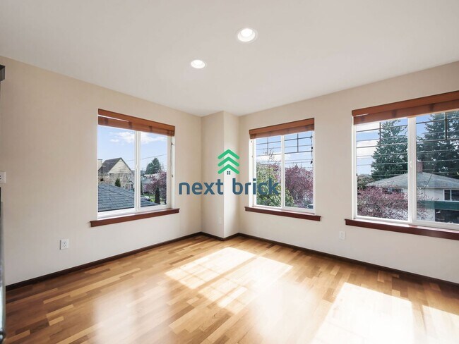 Building Photo - 3 Bed and 4 Bath Stunning Townhome is Avai...