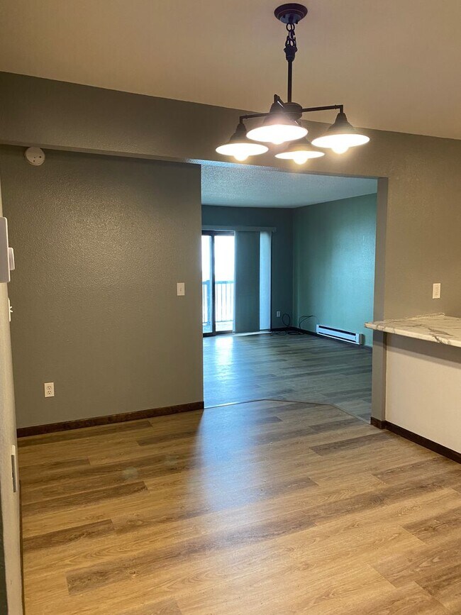 Foto del edificio - Large 2 Bedroom 2 Bath Condo! Elevator! Underground Parking close to UND and Altru Hospital!