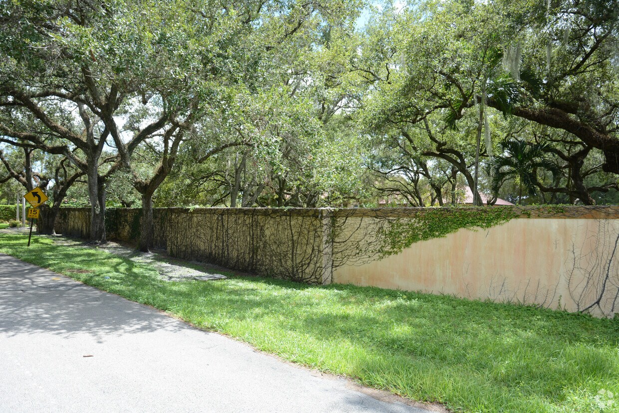 Building Photo - 5850 Oak St
