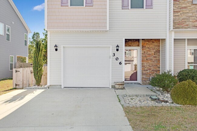 Foto del edificio - Townhome with Screened Porch!