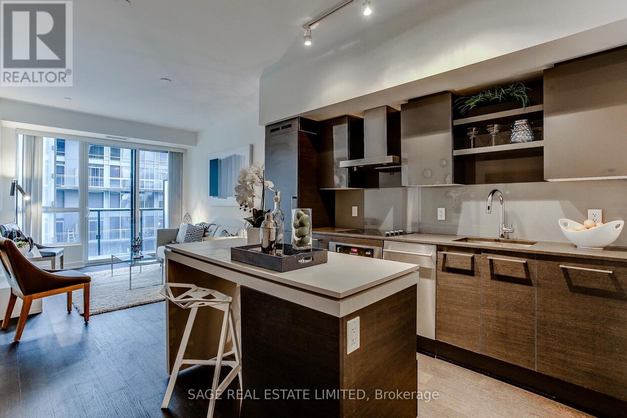 Primary Photo - 1030-1030 King St W