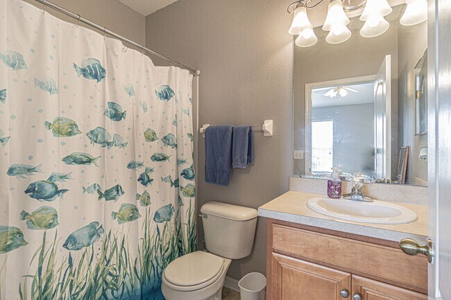 Building Photo - 2 Bedroom - 2.5 Bathroom - Gated Community - Community Pool