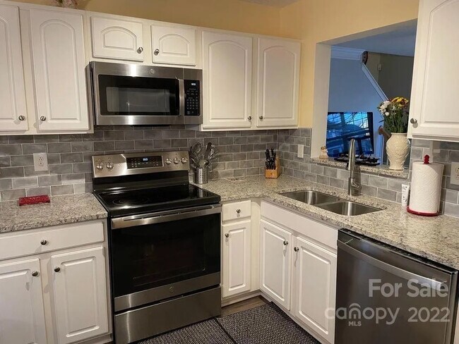 Foto del edificio - Room in House on Meadowcreek Village Dr
