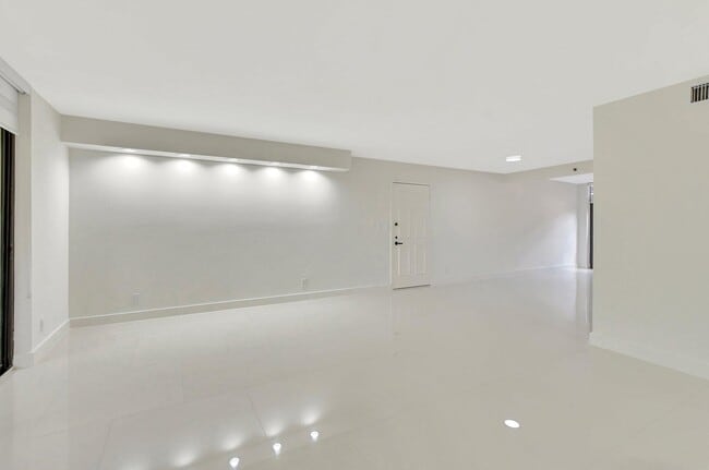 Building Photo - 7145 Promenade Dr