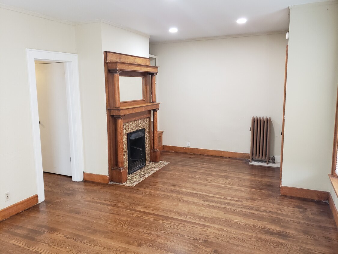 916 W Lovell St Unit 1, Kalamazoo, MI 49007 Apartments in Kalamazoo