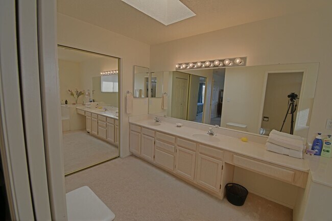 Foto del edificio - 4BD/3BA Available for Move In! Northeast H...