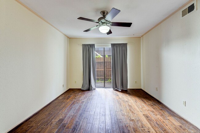 Building Photo - Spacious and inviting 2-bedroom, 2-bath ap...