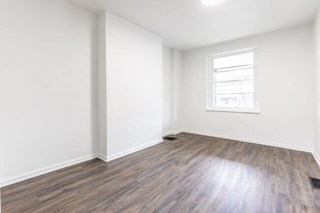Foto del edificio - Available May 2026 - Completely Renovated
