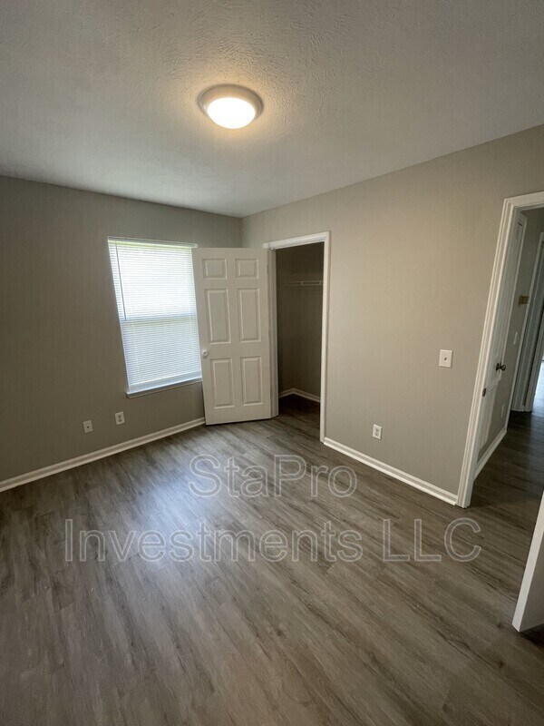 Building Photo - 170 Village Pl