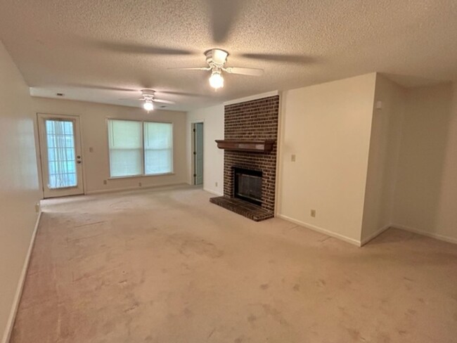 Building Photo - Beautiful 3 Bedroom 2 Bath Home!