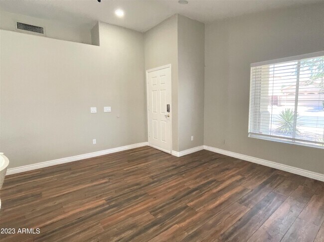 Foto del edificio - 9829 E Knowles Ave