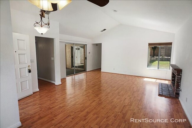 Foto del edificio - 3 Bedroom Home For Rent in Canyon Country