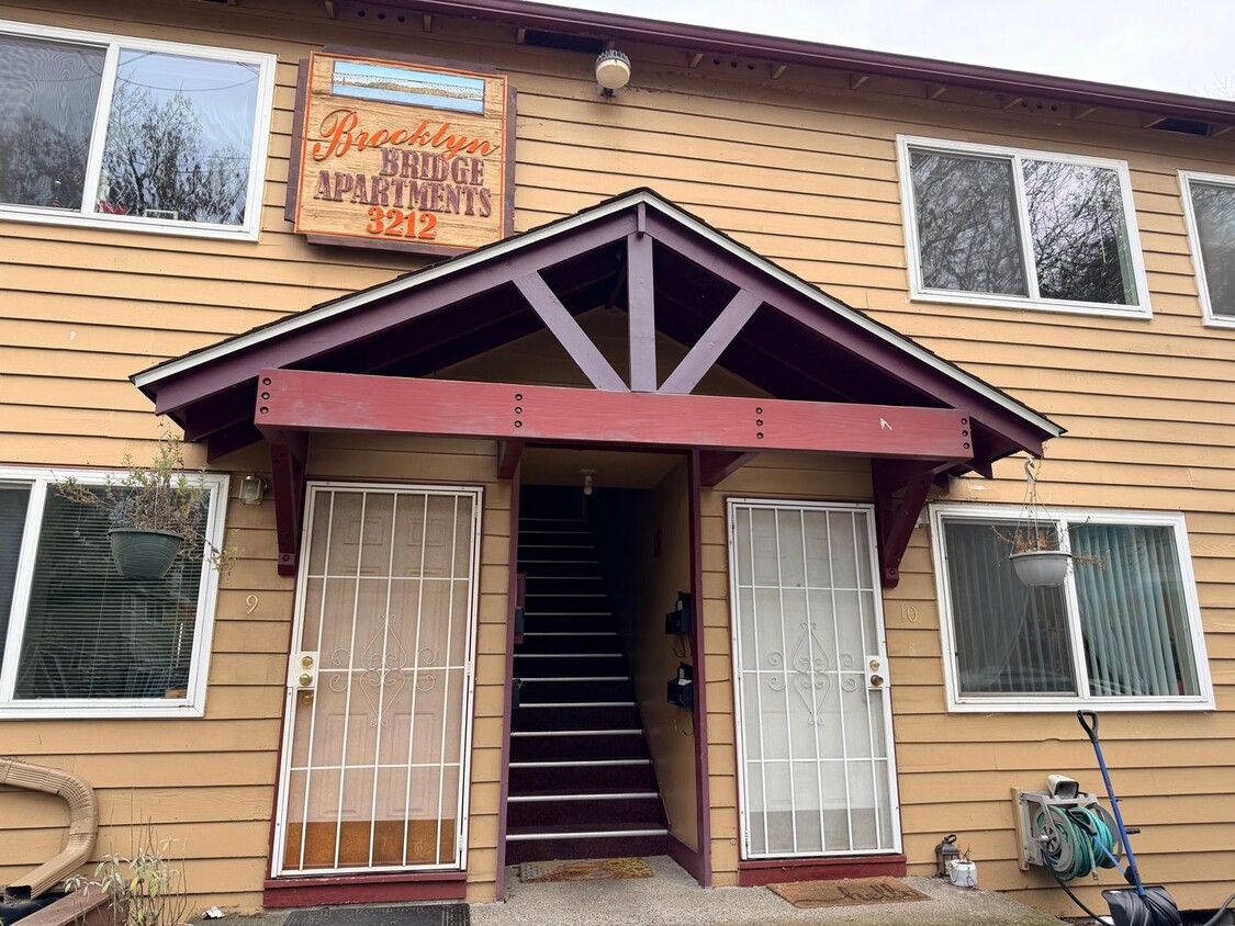 Foto principal - 2bed/1 Bath Second Level Unit on Near SE Powell/Ross Island Bridge