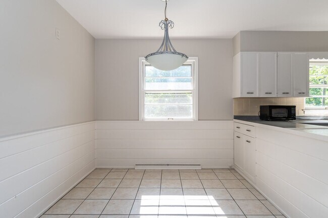 Foto del edificio - 3 bedroom 1.5 bath 1668 Sqft home just 1 m...
