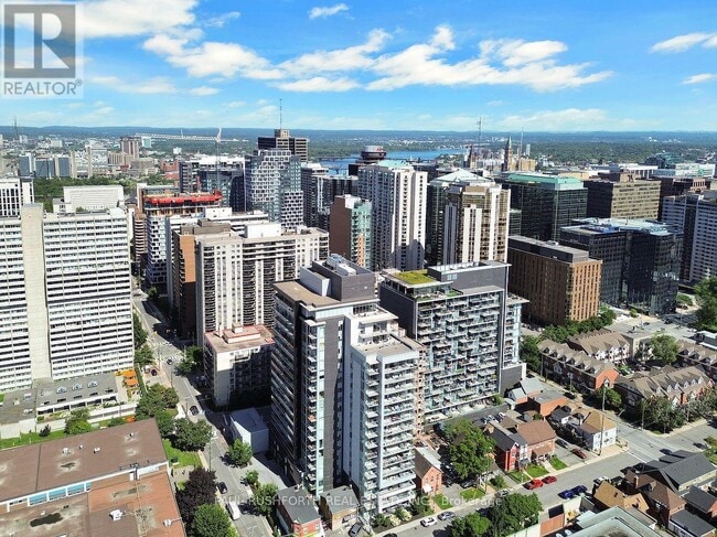 Building Photo - 255 Bay St
