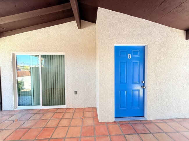 Building Photo - AVAILABLE NOW 3 Bedroom 2 Bathroom APARTME...