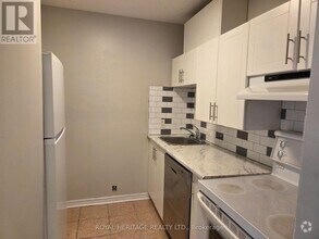 Building Photo - 8800-8800 Willoughby Dr