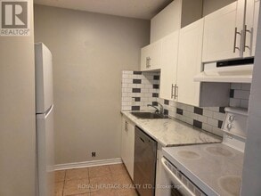 Building Photo - 8800-8800 Willoughby Dr