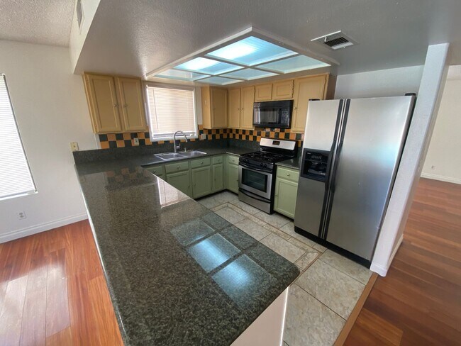 Foto del edificio - Wonderful 4 bed/2.5 bath home located on t...