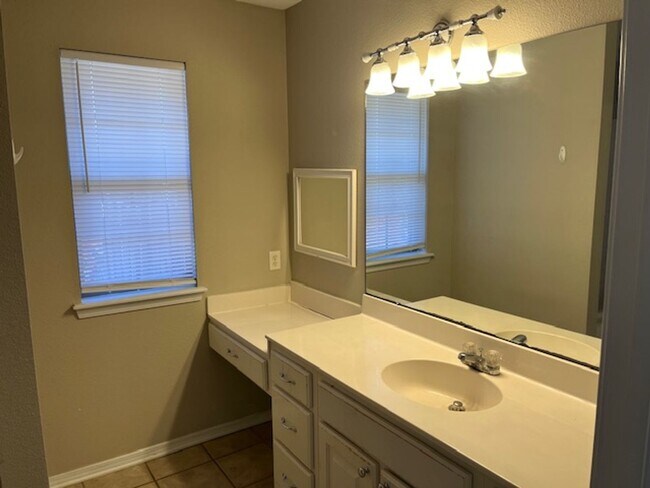 Foto del edificio - Introducing a charming 3-bedroom, 2-bathroom house located in the desirable area of Russellville,...