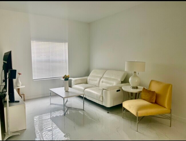 Foto del edificio - 4950 White Mangrove Way E