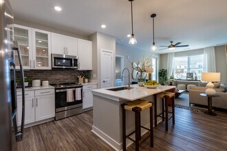 Building Photo - Bainbridge Cary