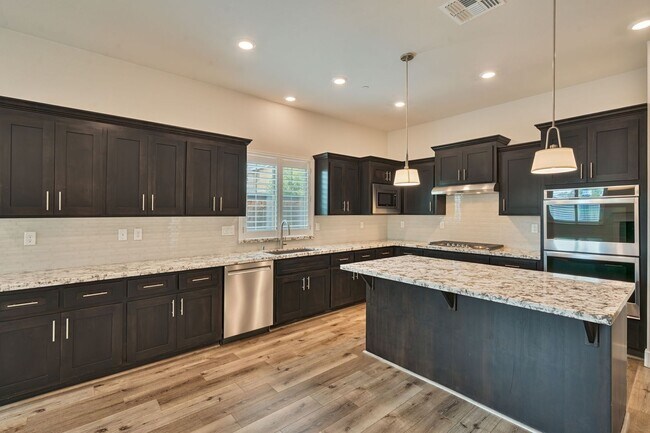 Foto del edificio - Beautiful Lincoln Home with Solar, 3-Car Garage & Trailer Parking!