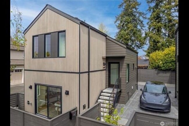 Building Photo - 2806 W Dravus St