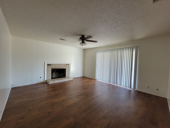 Foto del edificio - Nice 3 Bed/2 Bath w/Yard Care Included Located near Shopping, Parks & Schools in SW Neighborhood!
